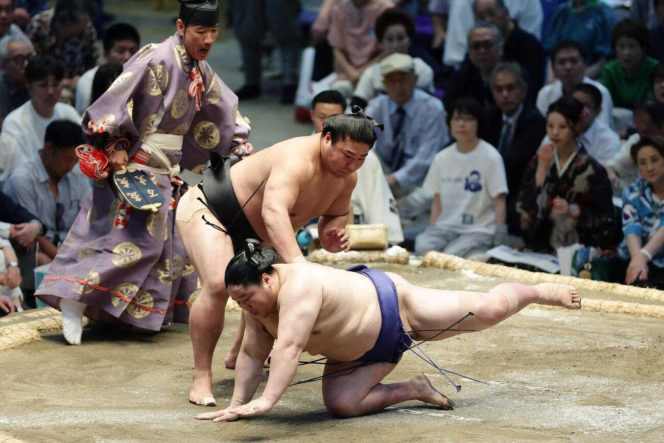 藤青雲（下）を突き落としで破る若元春（撮影・前田充）