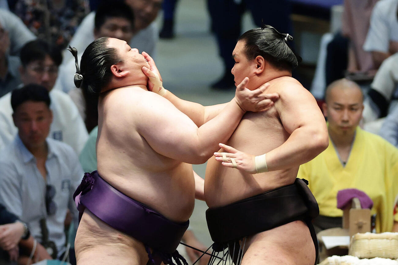 美ノ海（左）を攻める豊昇龍（撮影・前田充）