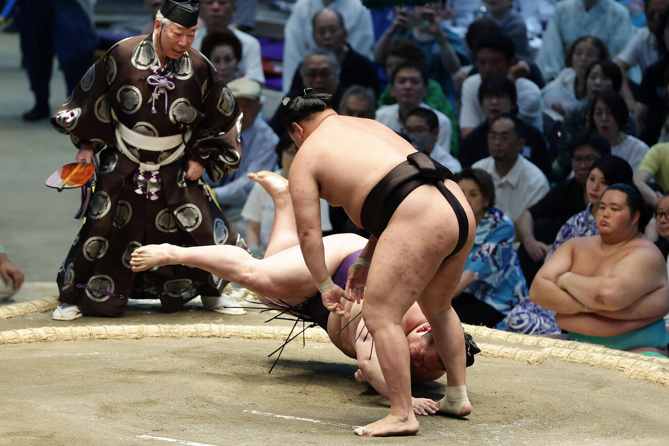 美ノ海を突き落としで下す豊昇龍（撮影・前田充）