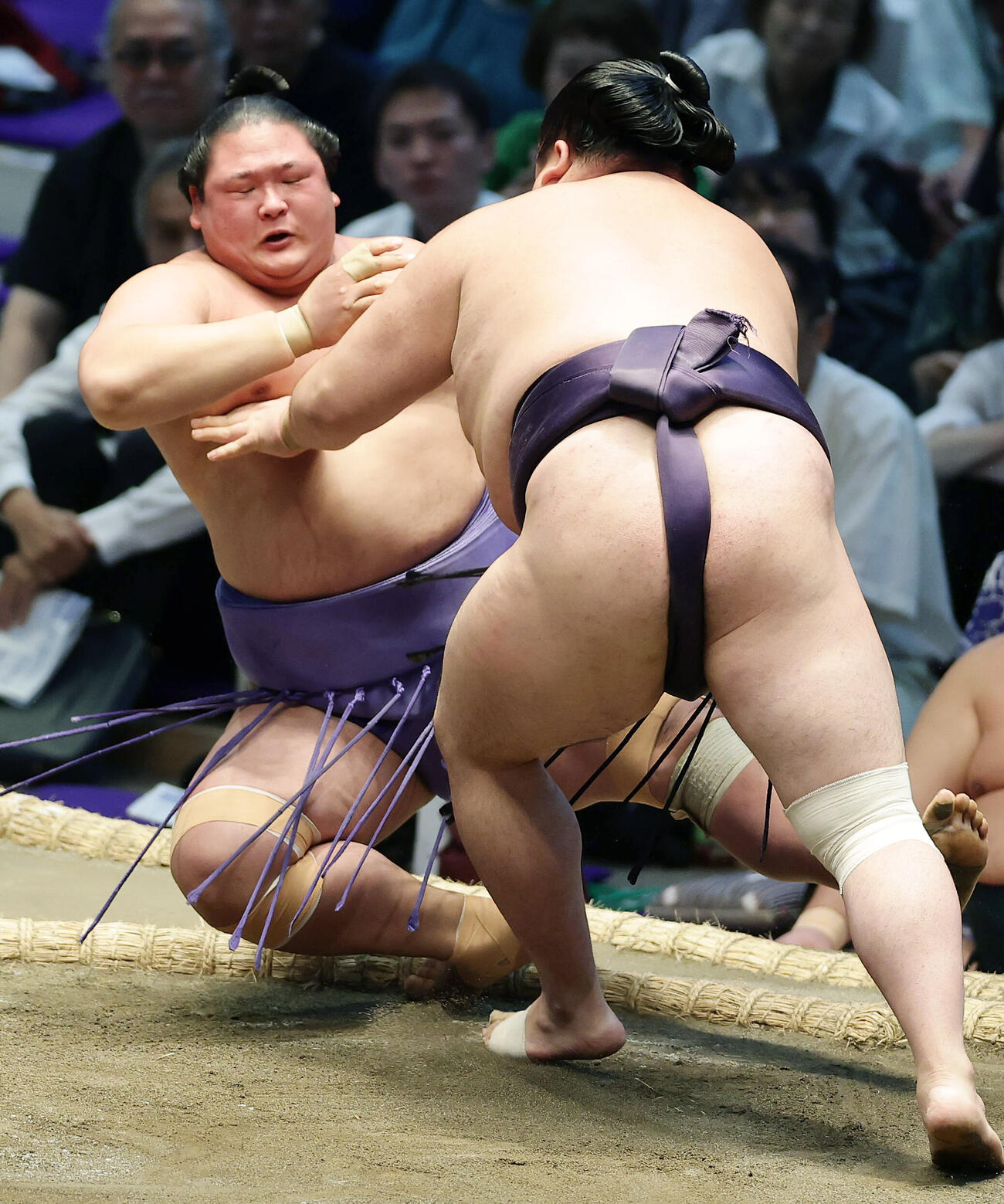 風賢央（右）に押し倒しで敗れる欧勝海（撮影・前田充）