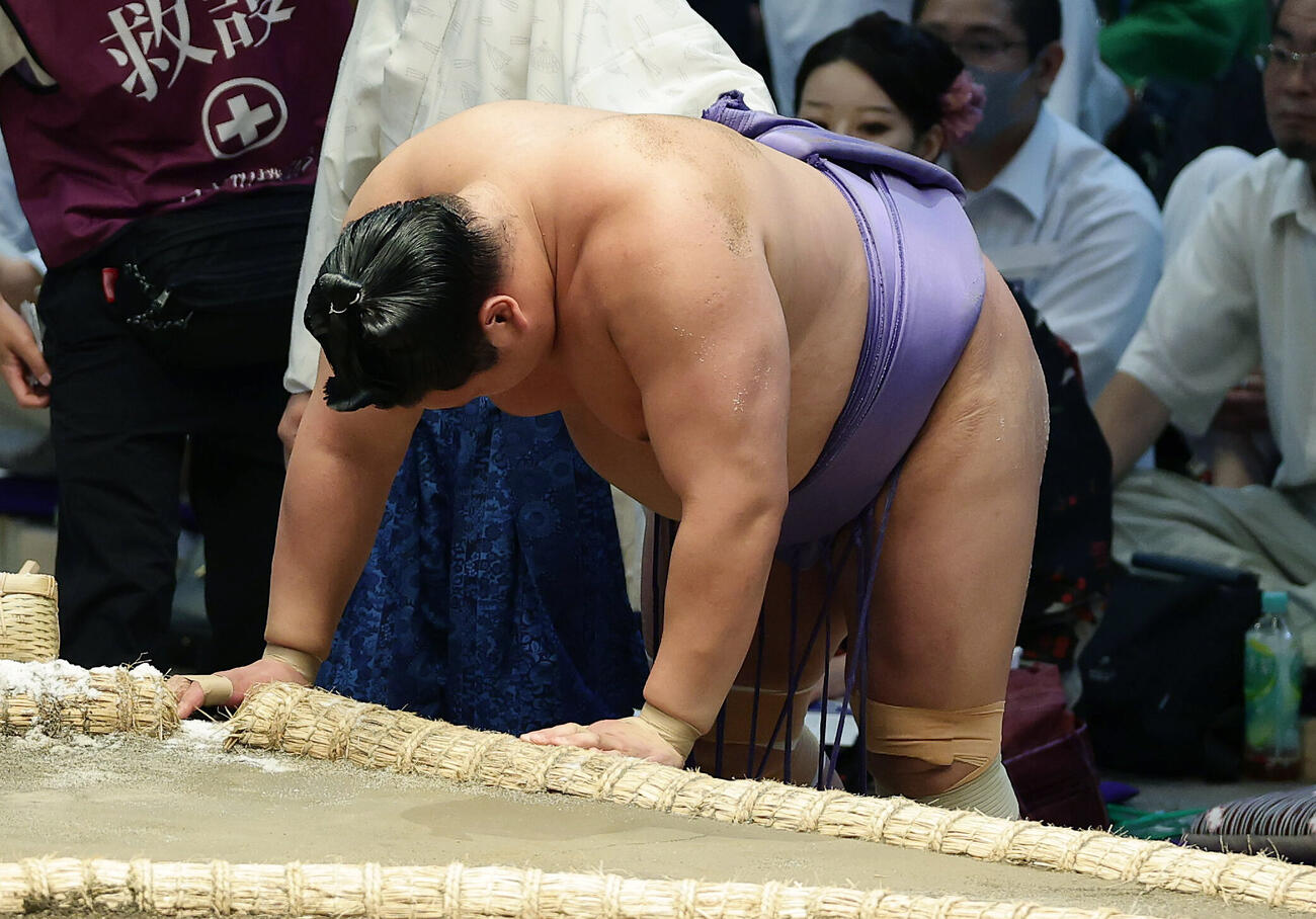 風賢央に押し倒しで敗れ負傷した欧勝海（撮影・前田充）