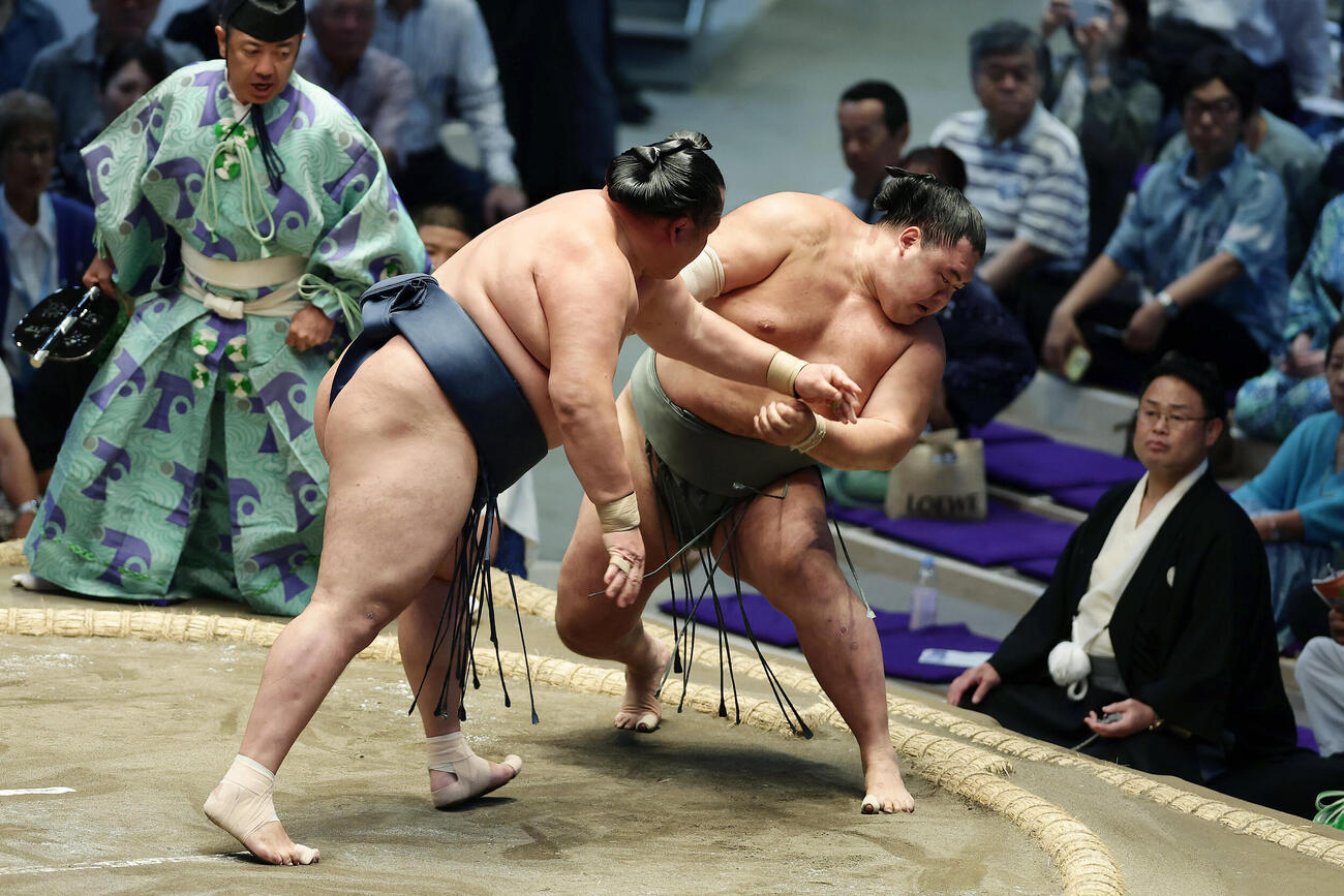 明生（右）を押し出しで破る玉鷲（撮影・前田充）