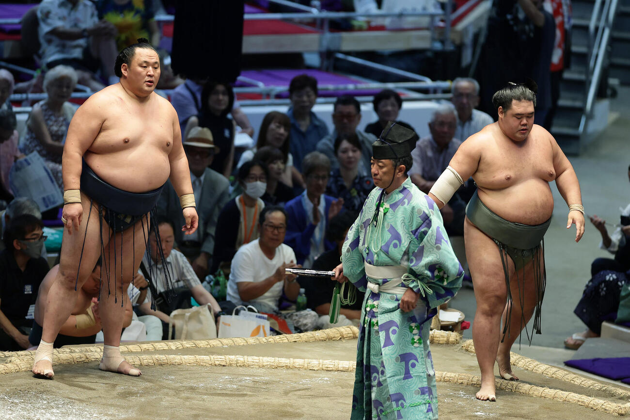 明生（右）を押し出しで破った玉鷲（撮影・前田充）
