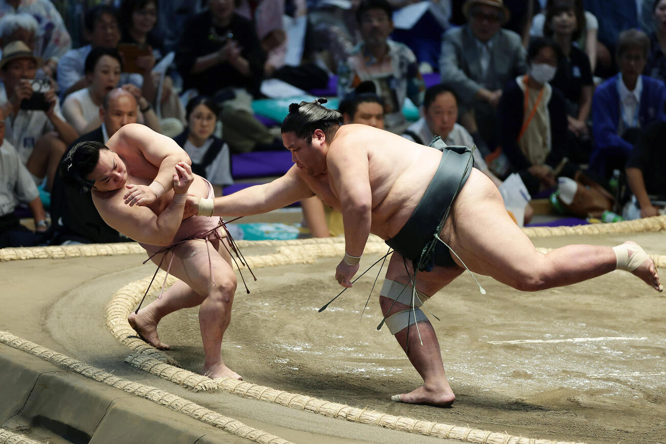 炎鵬（左）を押し倒しで破る錦木（撮影・前田充）