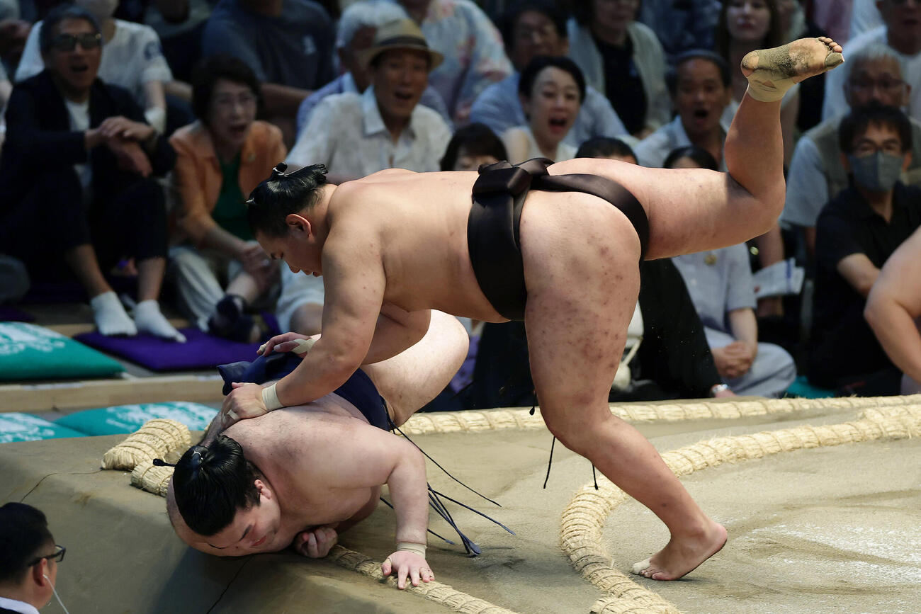 豪ノ山（左）をとったりで下す豊昇龍（撮影・前田充）