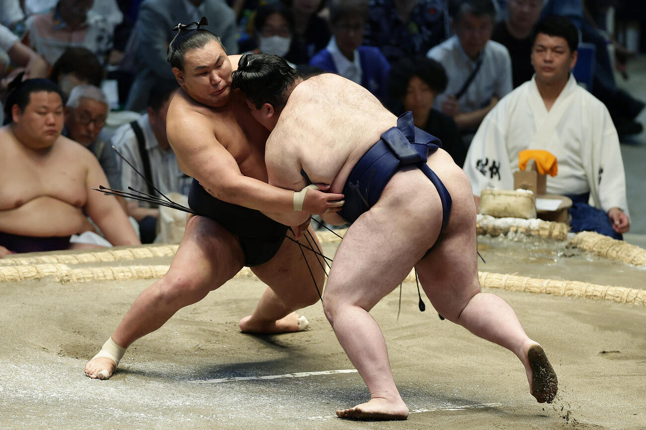 豪ノ山（右）と激しくぶつかり合う豊昇龍（撮影・前田充）