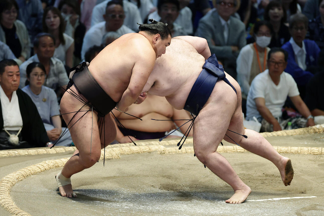 豪ノ山（右）をとったりで下す豊昇龍（撮影・前田充）