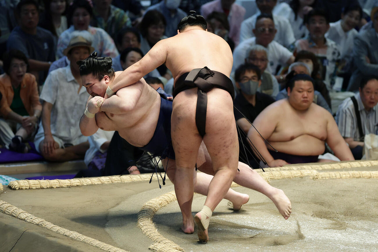 豪ノ山（左）をとったりで下す豊昇龍（撮影・前田充）