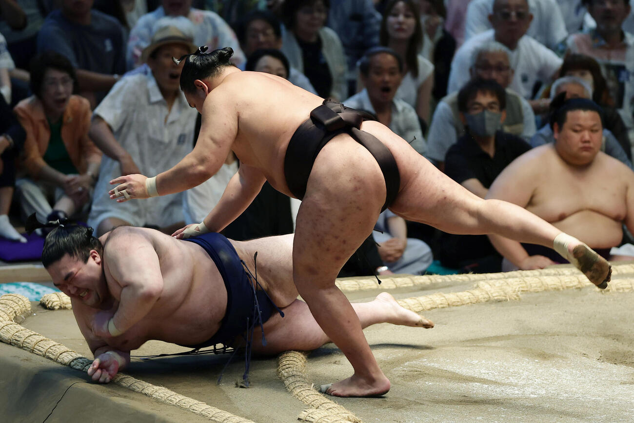 豪ノ山（左）をとったりで下す豊昇龍（撮影・前田充）
