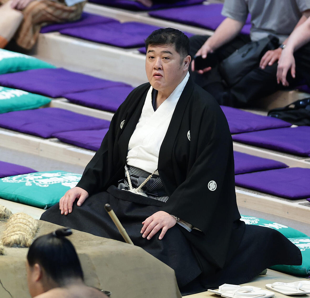 勝負審判を務める大鳴戸親方（撮影・前田充）
