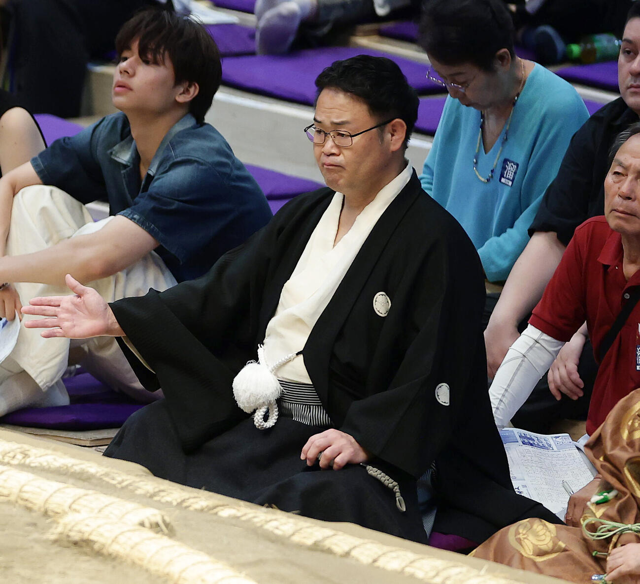 勝負審判を務める雷親方（撮影・前田充）