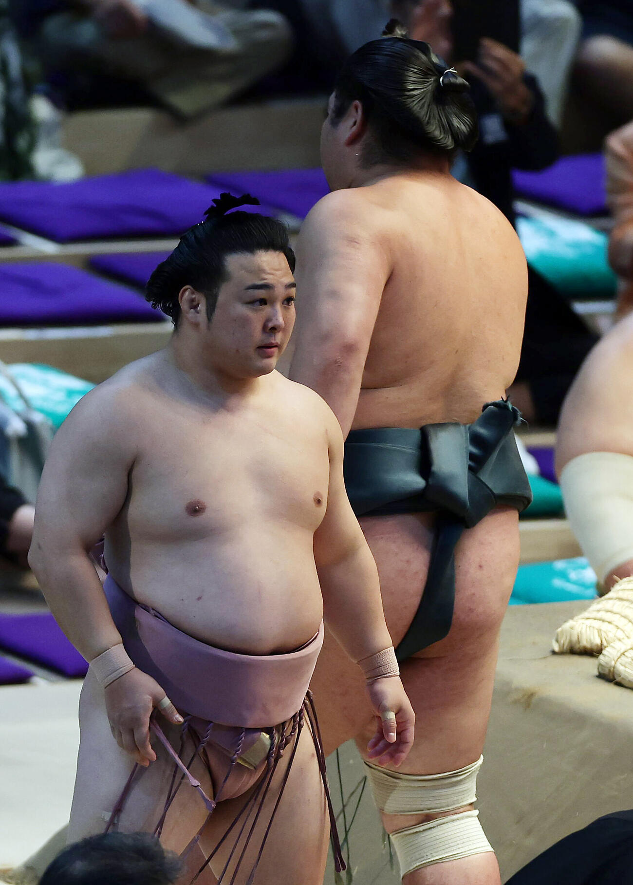 錦木（右）に押し倒しで敗れた炎鵬（撮影・前田充）