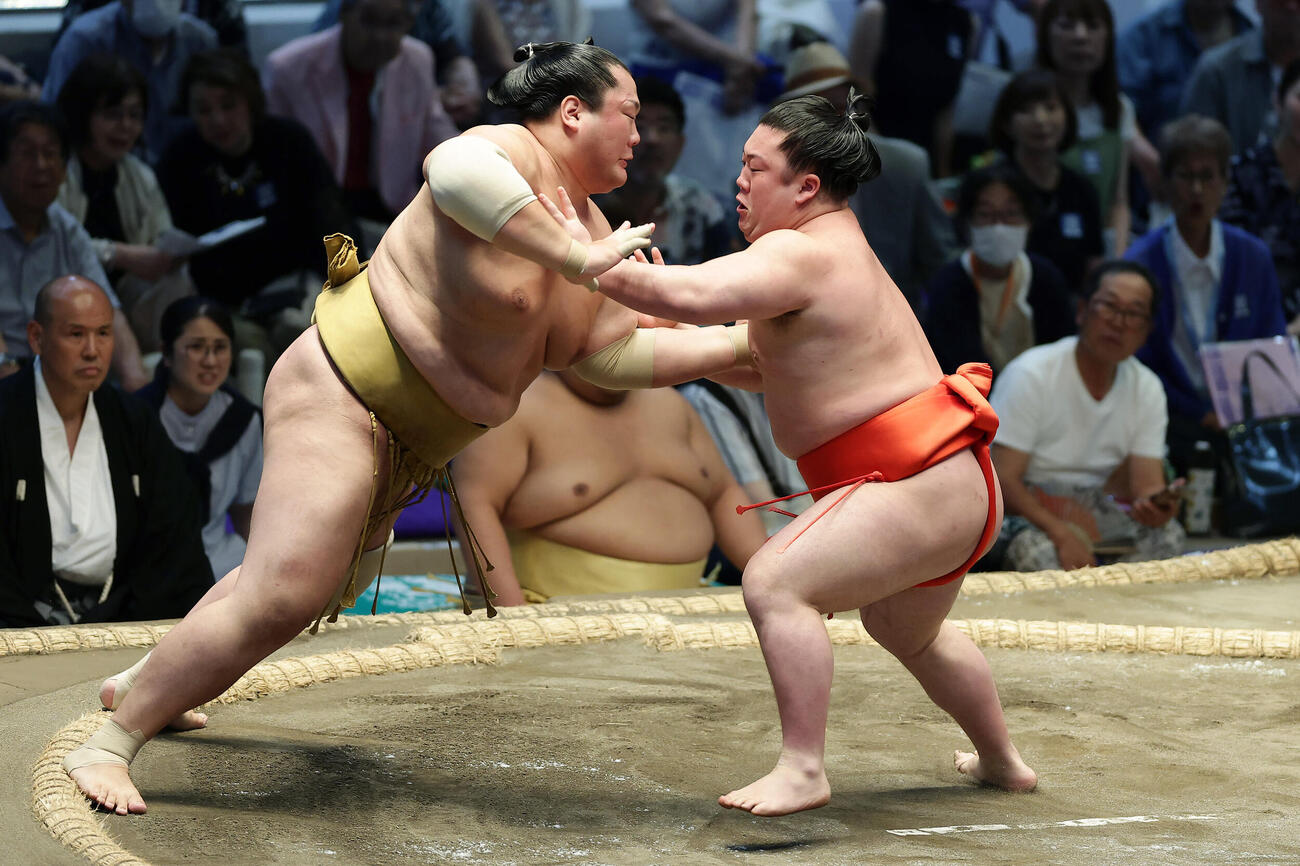 輝（左）を攻める嵐富士（撮影・前田充）