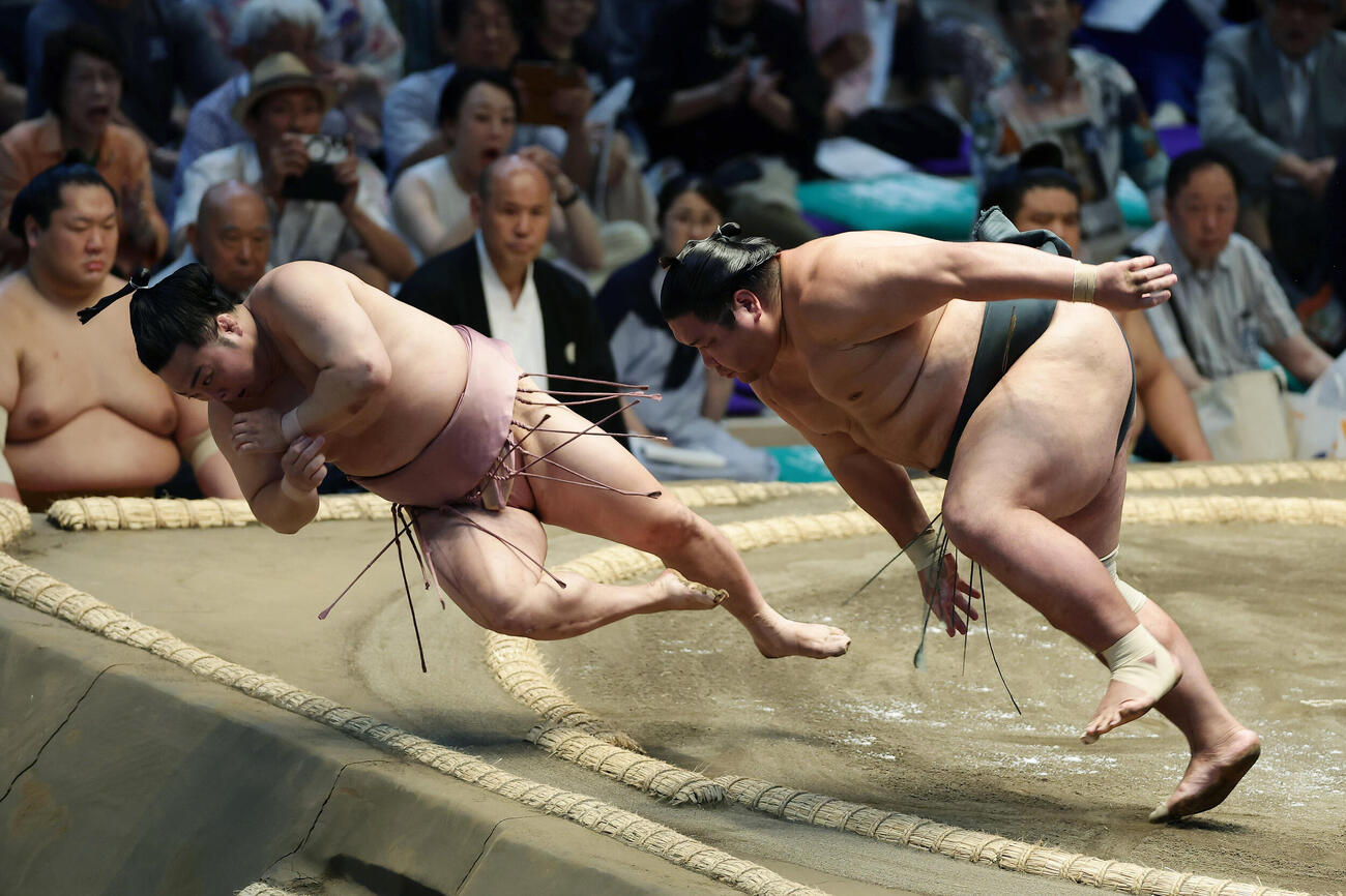 炎鵬（左）を押し倒しで破る錦木（撮影・前田充）