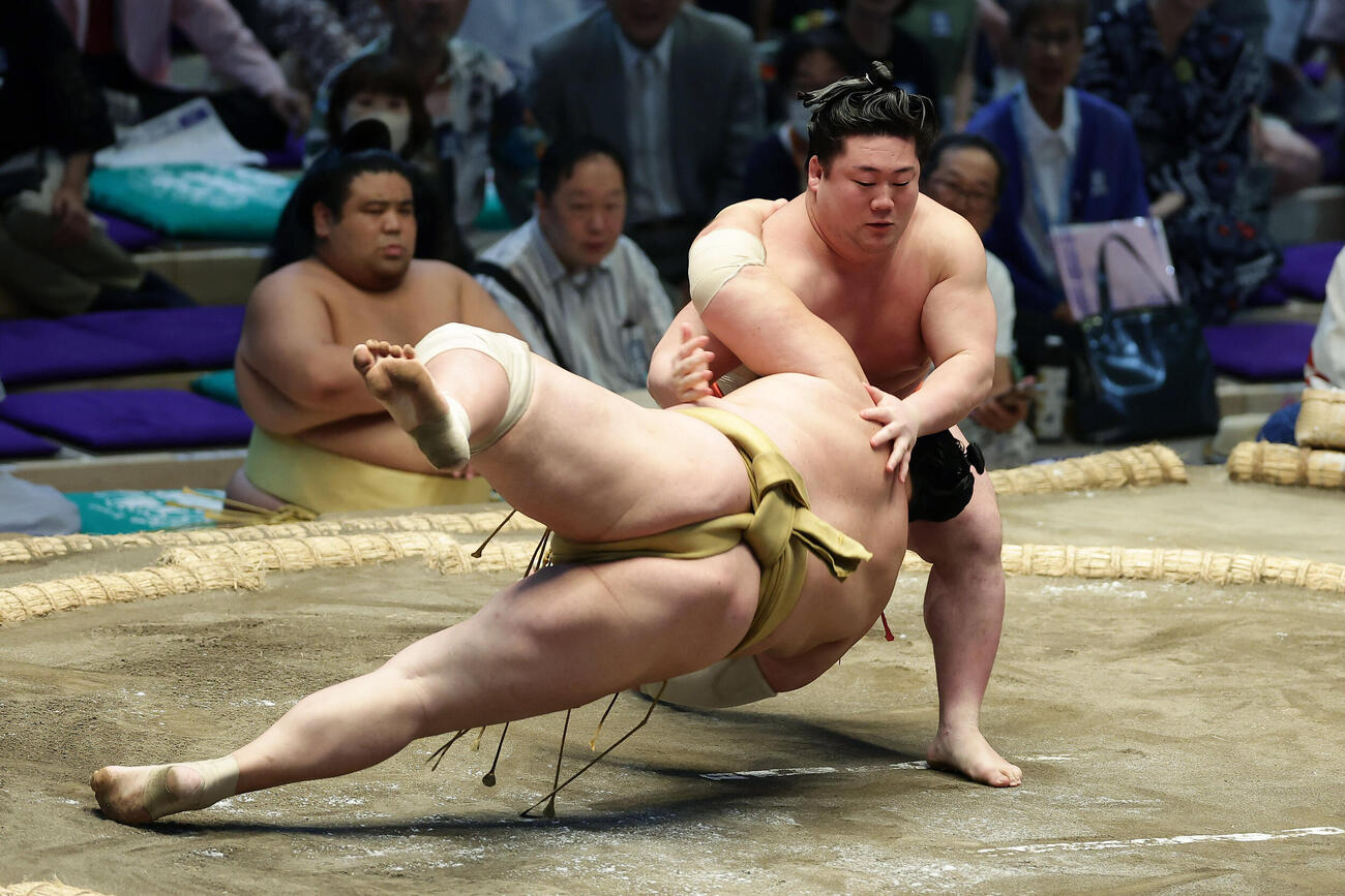 輝（手前）を引き落としで破る嵐富士（撮影・前田充）