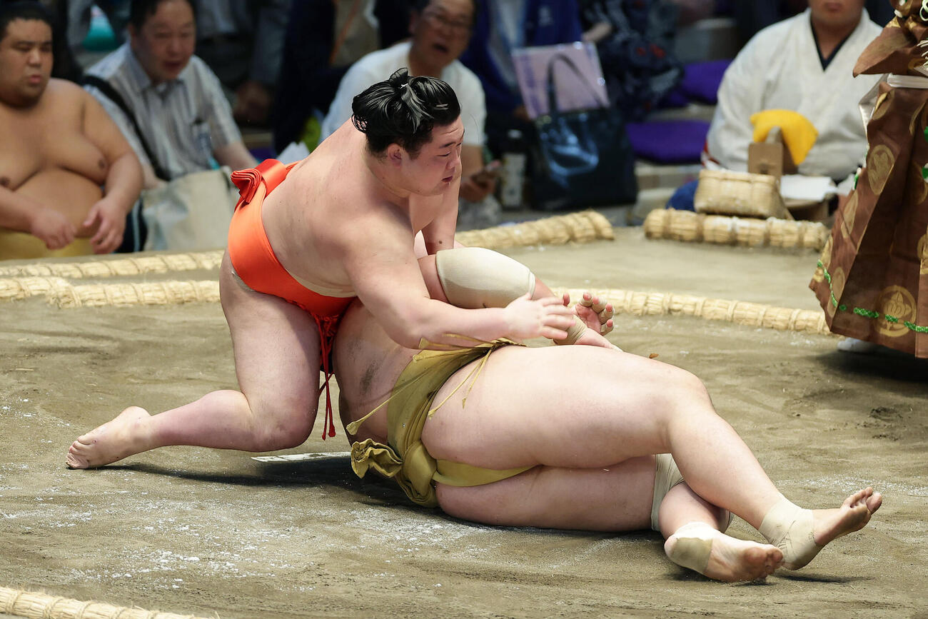 輝（右）を引き落としで破る嵐富士（撮影・前田充）