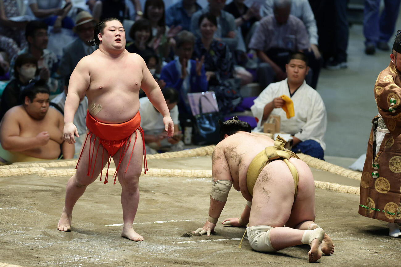 輝（右）を引き落としで破った嵐富士（撮影・前田充）