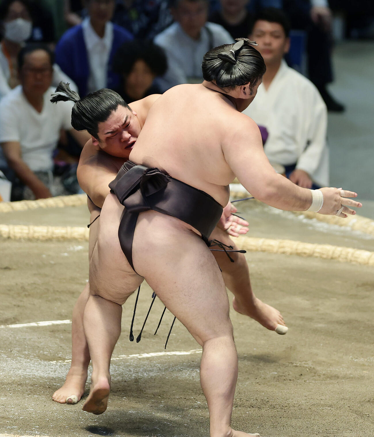 霧島（手前）を押し出しで破る平戸海（撮影・前田充）