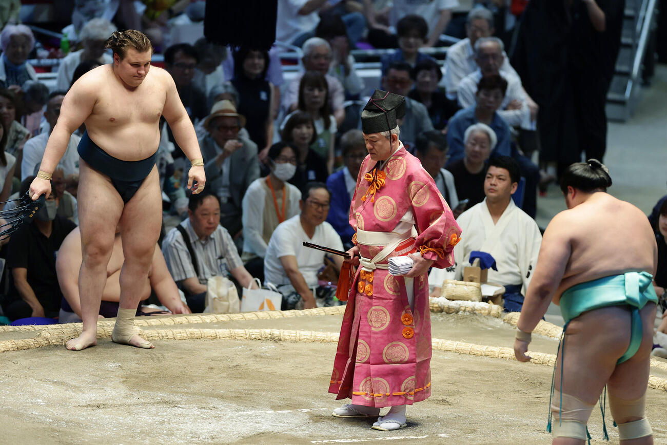 琴桜（右）を寄り切りで破った安青錦（撮影・前田充）