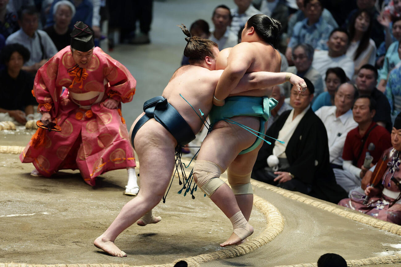 琴桜（右）を寄り切りで破る安青錦（撮影・前田充）