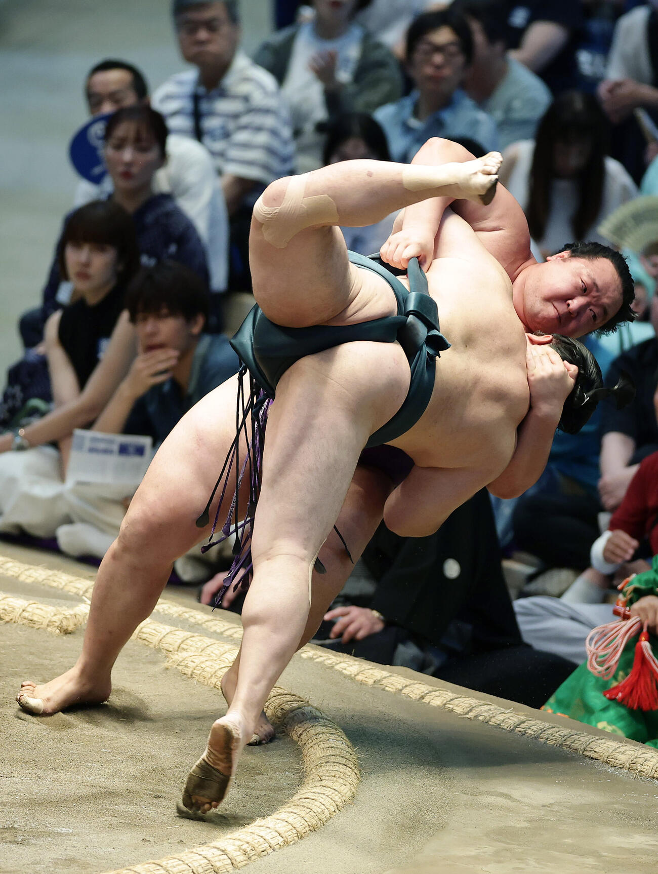 旭海雄（奥）を寄り倒しで破る佐田の海（撮影・前田充）