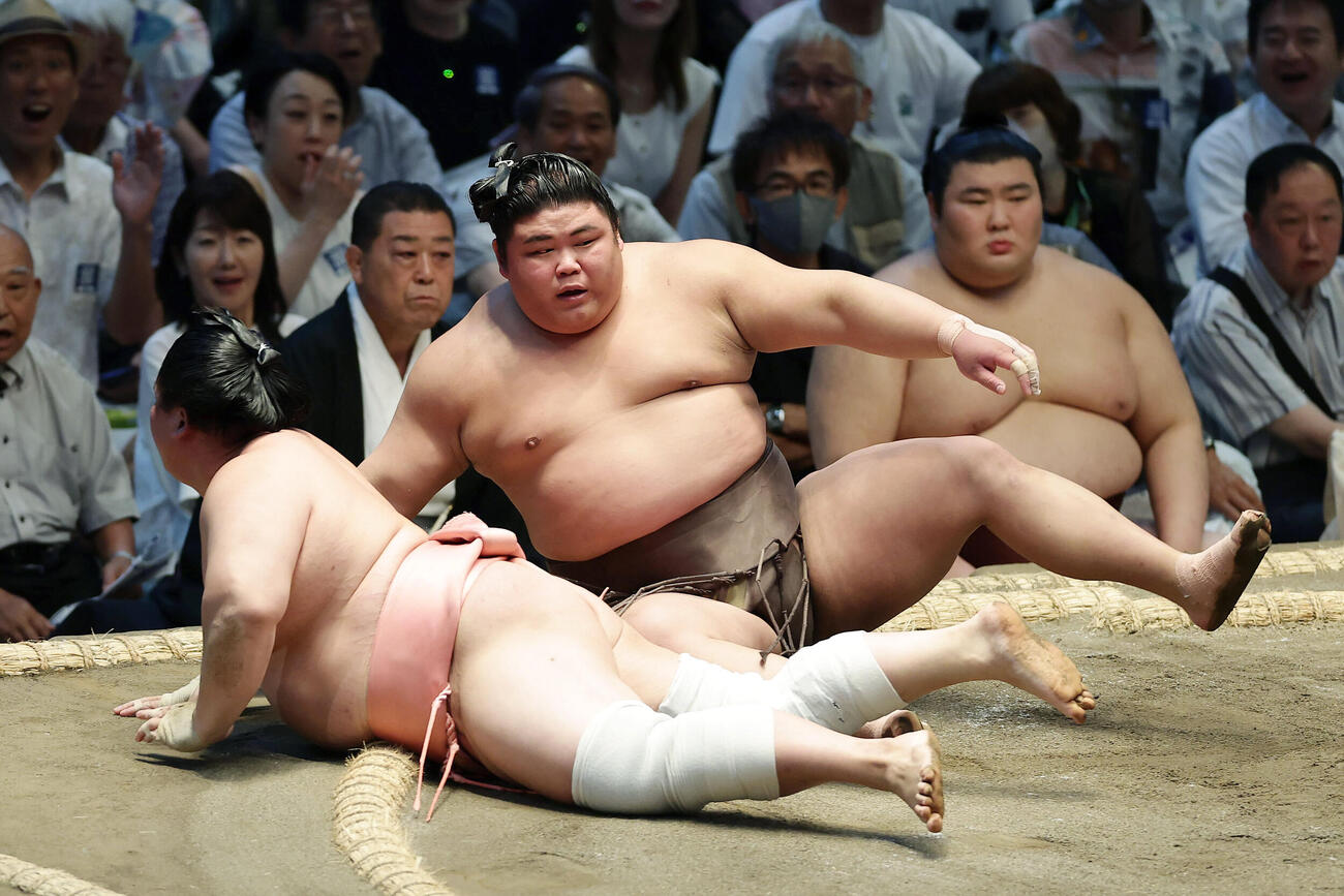 宇良（手前）をすくい投げで破る伯乃富士（撮影・前田充）