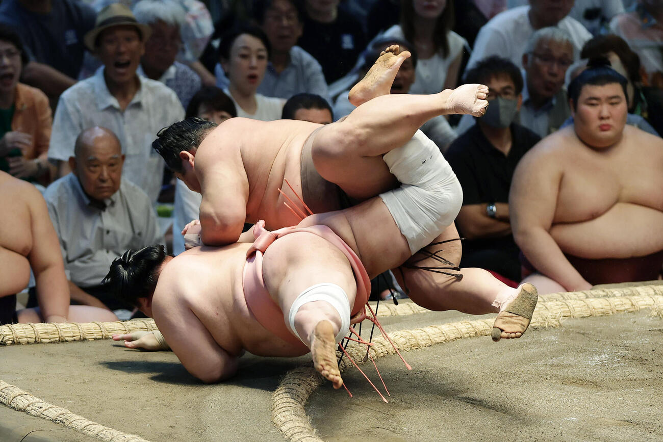 宇良（手前）をすくい投げで破る伯乃富士（撮影・前田充）