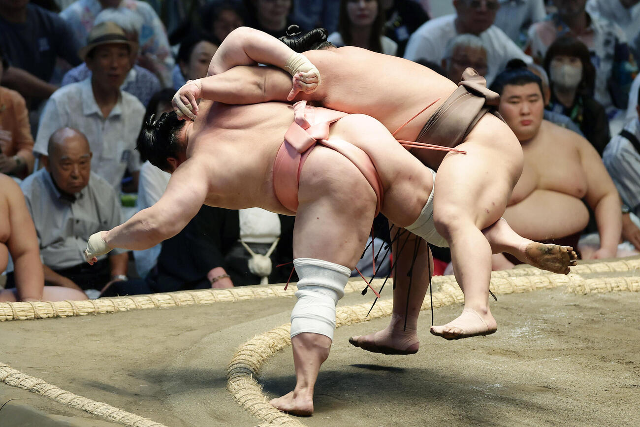 宇良（手前）をすくい投げで破る伯乃富士（撮影・前田充）
