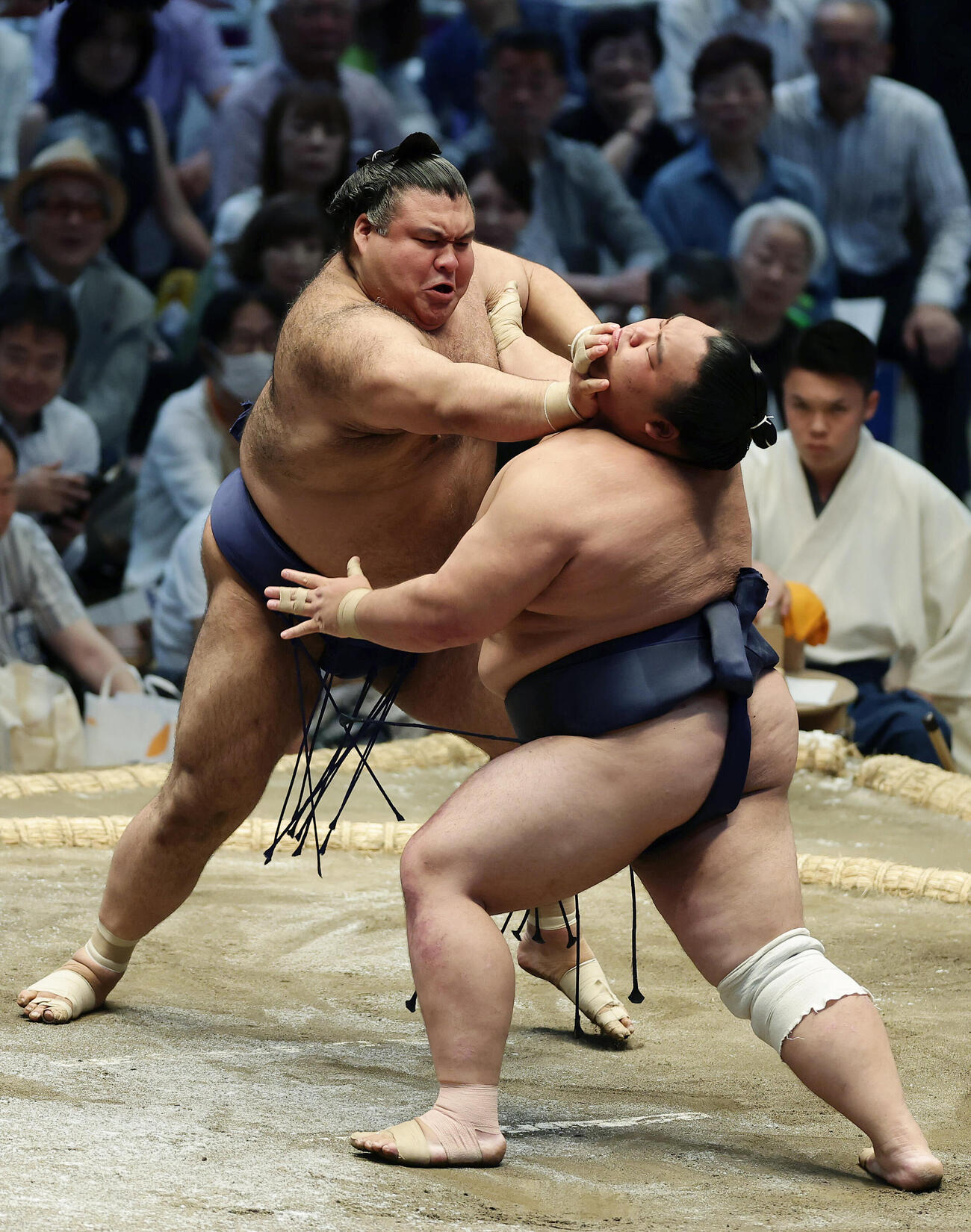 藤凌駕（右）を攻める高安（撮影・前田充）