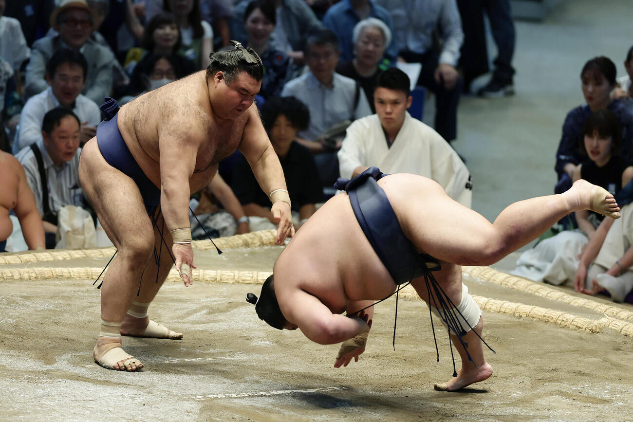 藤凌駕（右）をはたき込みで破る高安（撮影・前田充）