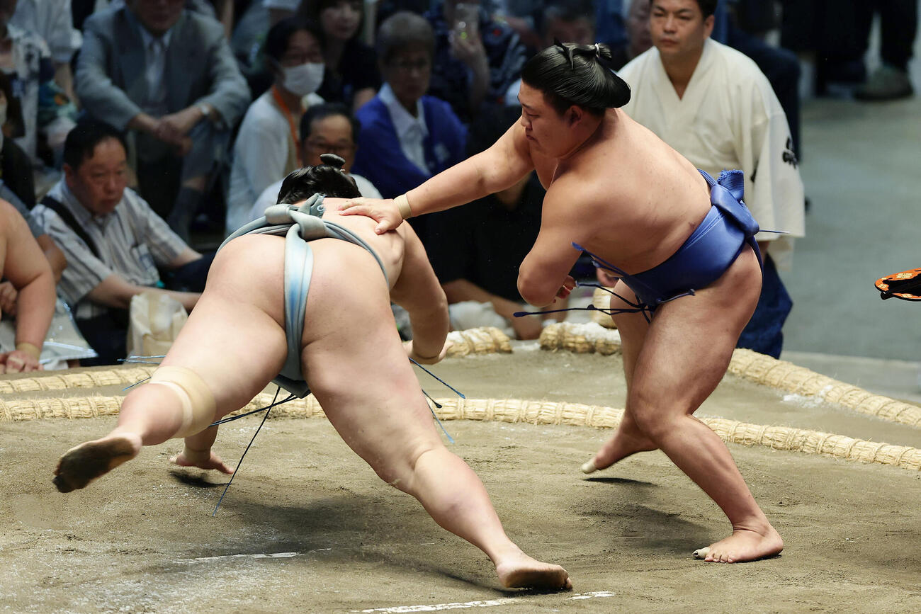 琴勝峰（左）を引き落としで破る藤ノ川（撮影・前田充）