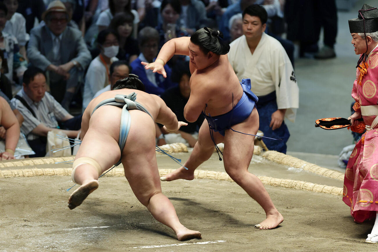琴勝峰（左）を引き落としで破る藤ノ川（撮影・前田充）