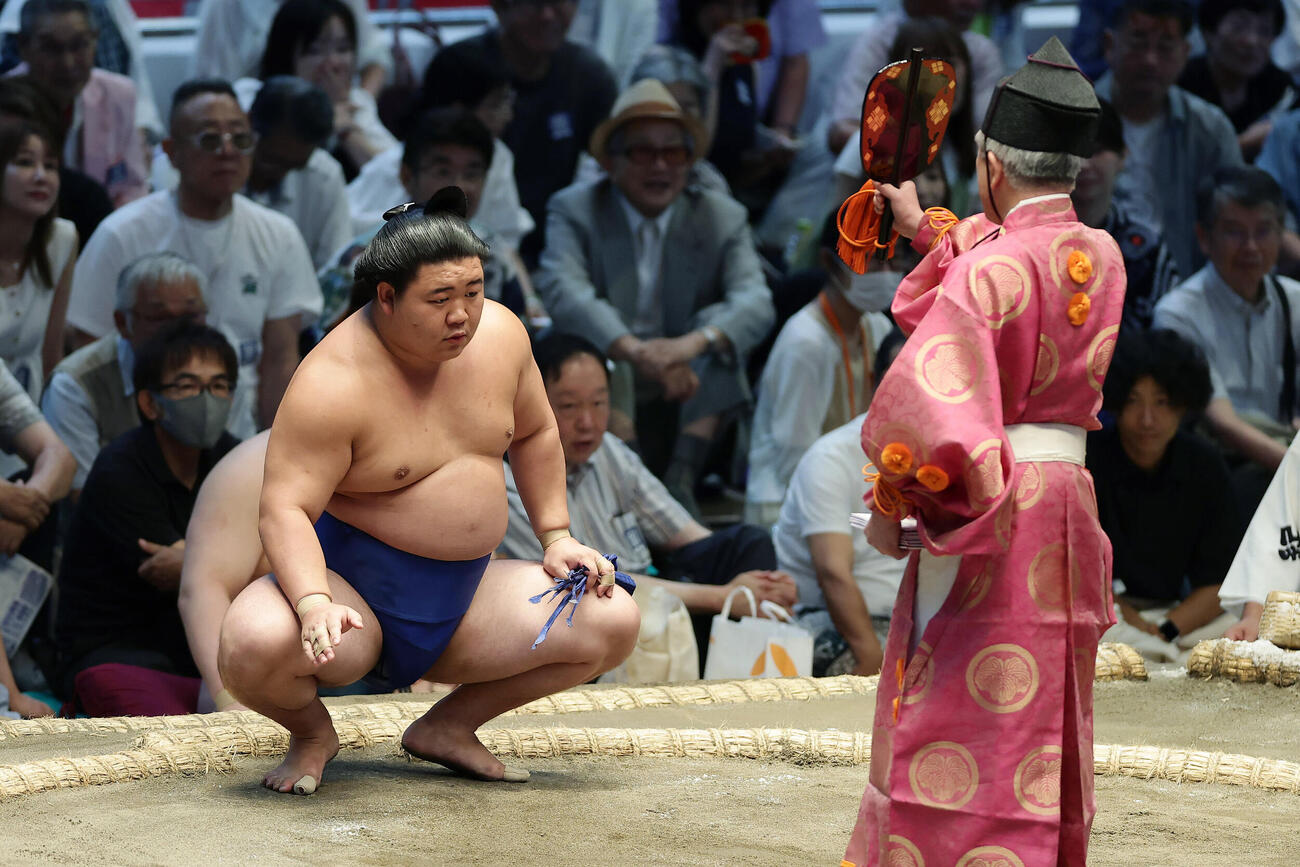 琴勝峰を引き落としで破った藤ノ川（撮影・前田充）