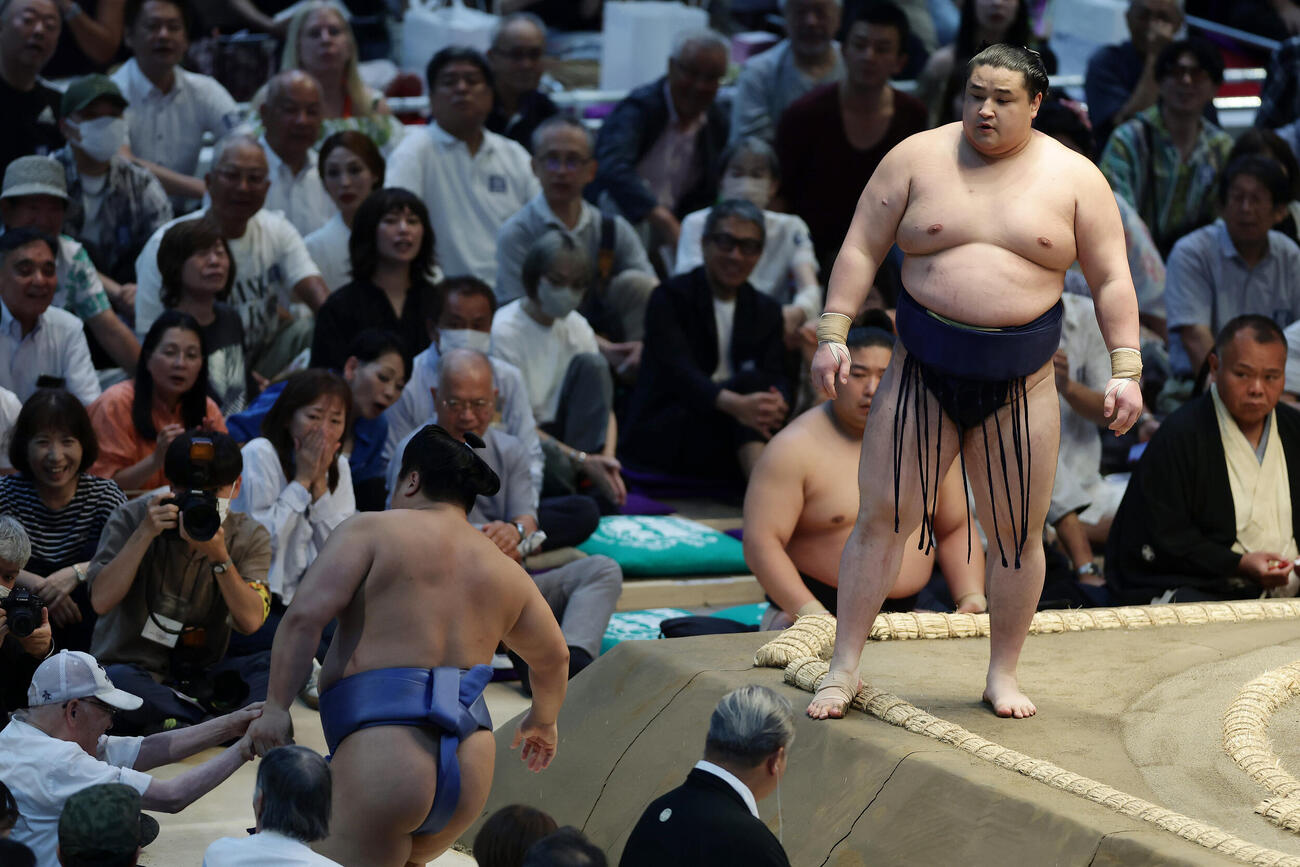 翔猿（左）を突き出しで破った若ノ勝（撮影・前田充）