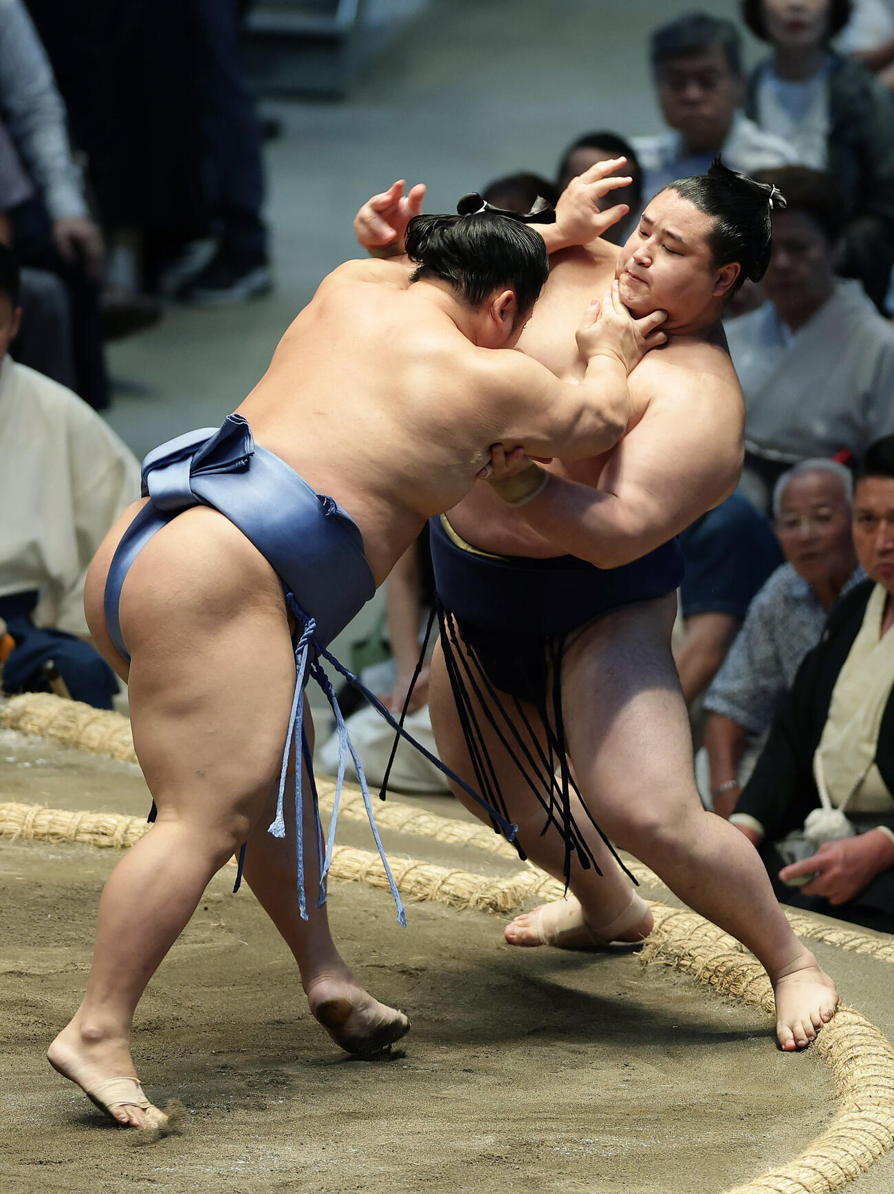 翔猿（左）の攻めをたえる若ノ勝（撮影・前田充）