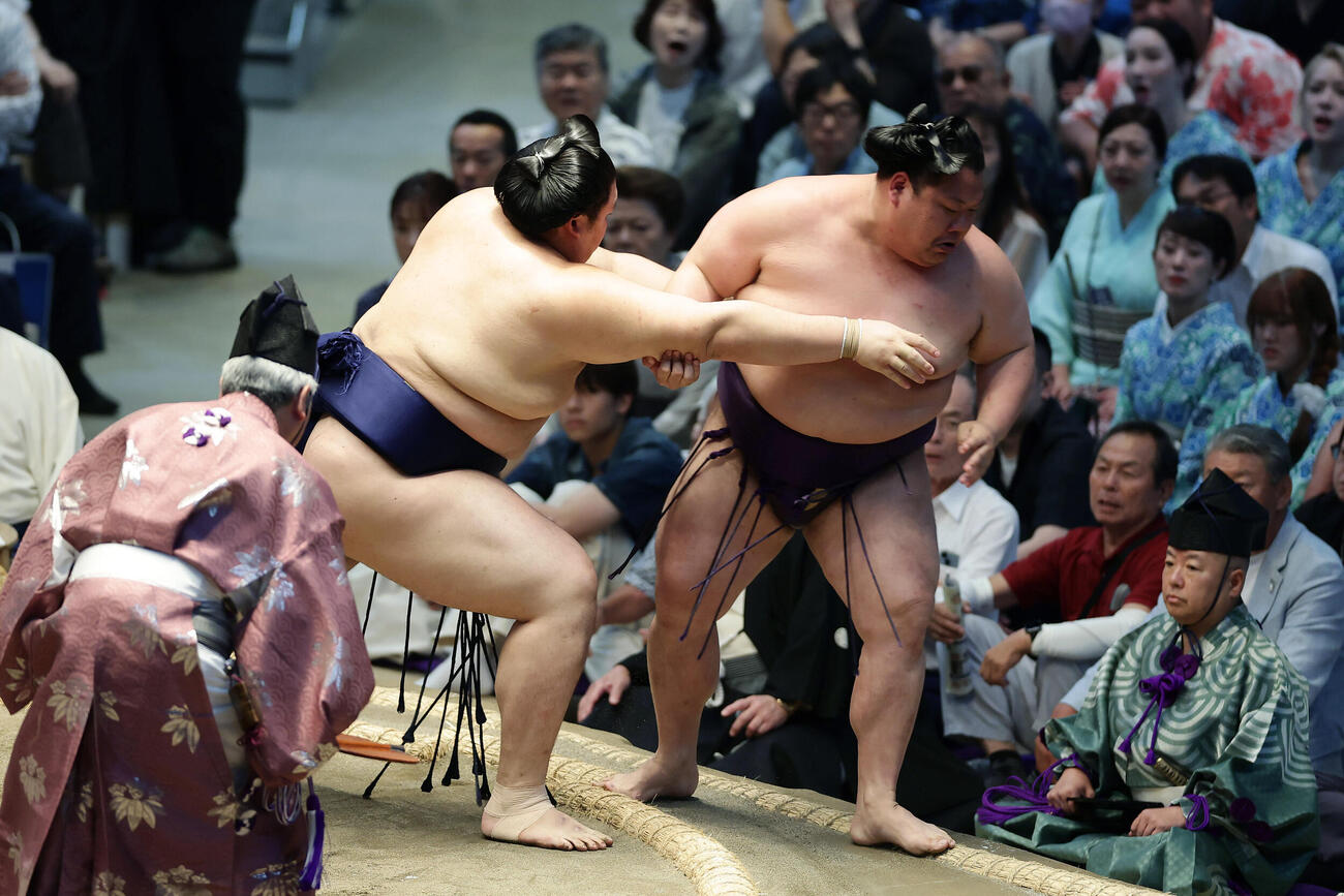 美ノ海（右）を押し出しで下す大の里（撮影・前田充）