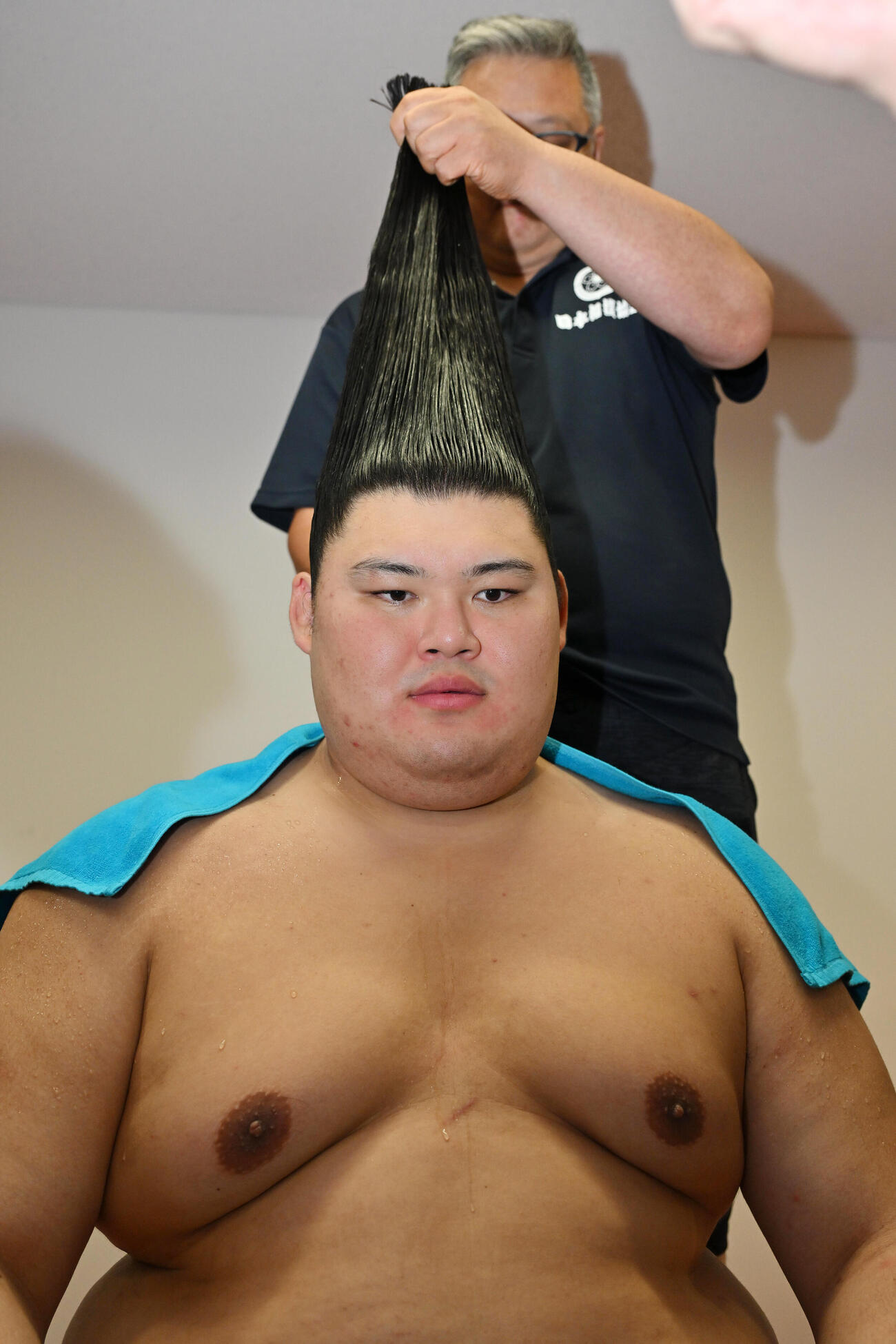 支度部屋で取材に応じる大の里（代表撮影）