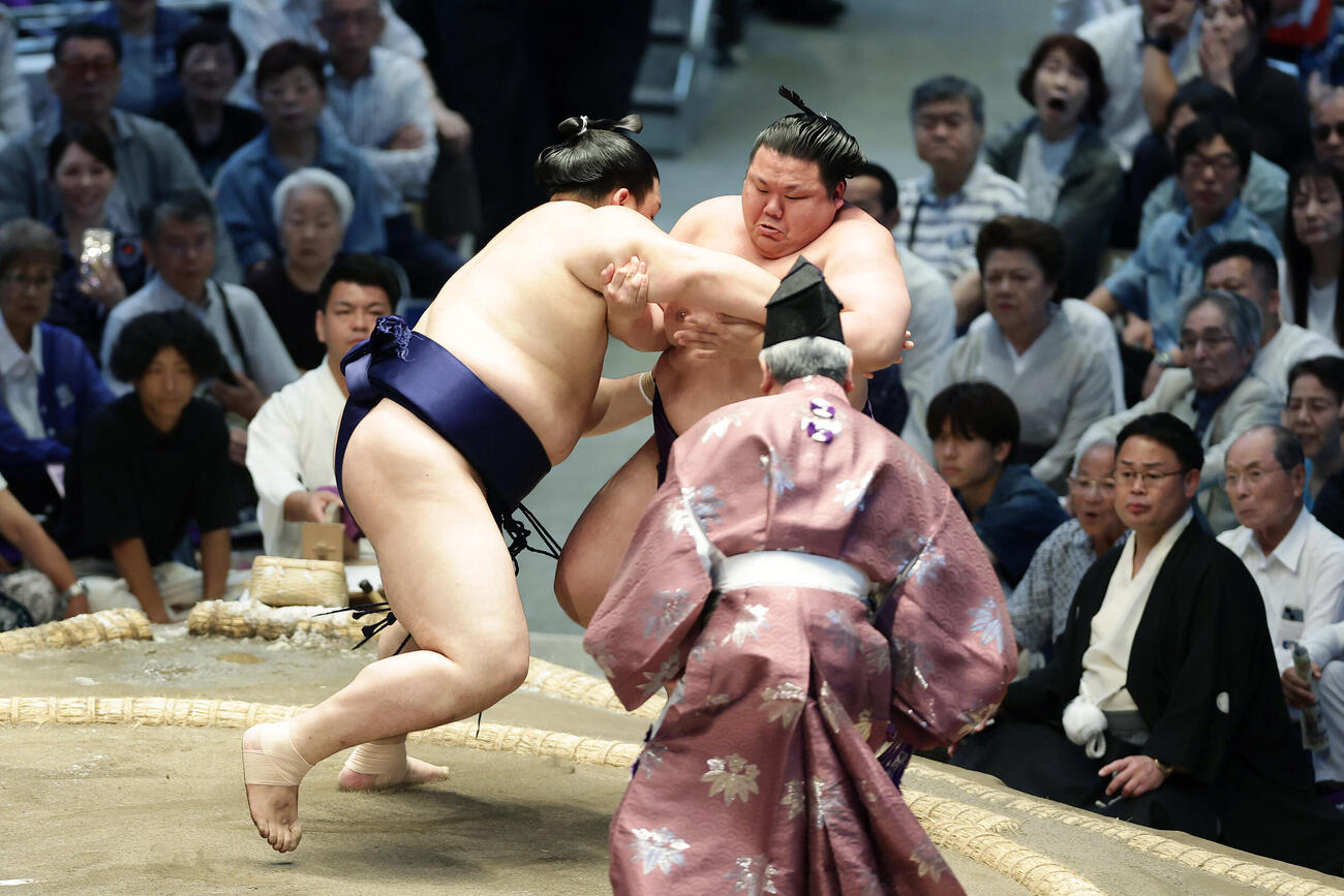 美ノ海（右）を押し出しで下す大の里（撮影・前田充）
