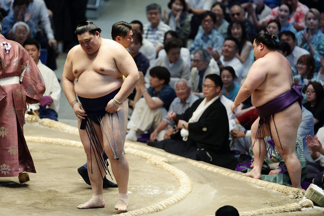 美ノ海（右）を押し出しで下した大の里（撮影・前田充）