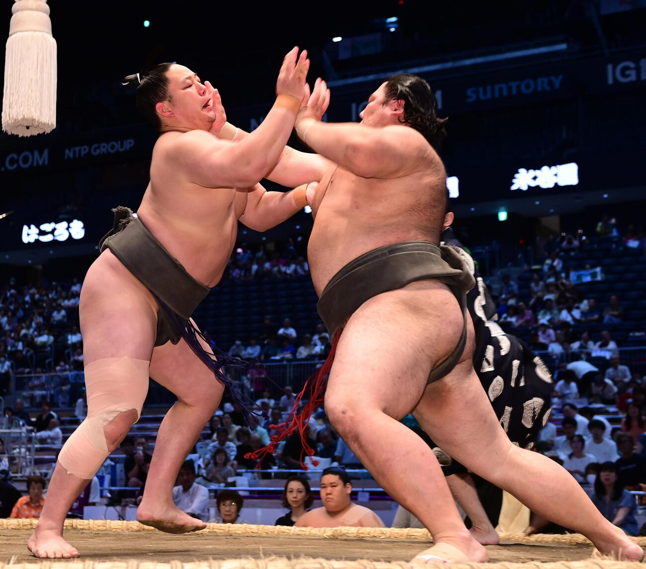 三田（左）は海真を激しく攻める撮影・森本幸一）