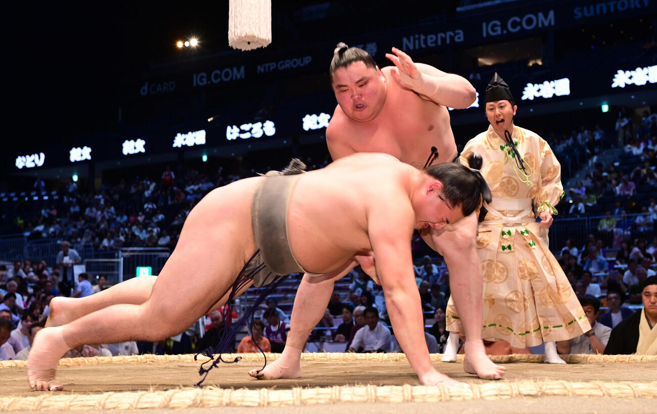 旭富士（中央）は藤壮大を下手出し投げで破る（撮影・森本幸一）