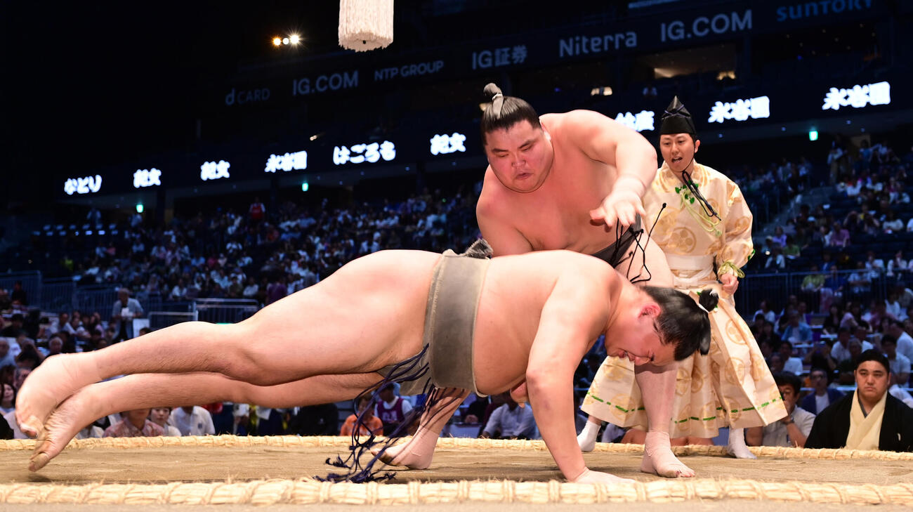 旭富士（中央）は藤壮大を下手出し投げで破る（撮影・森本幸一）