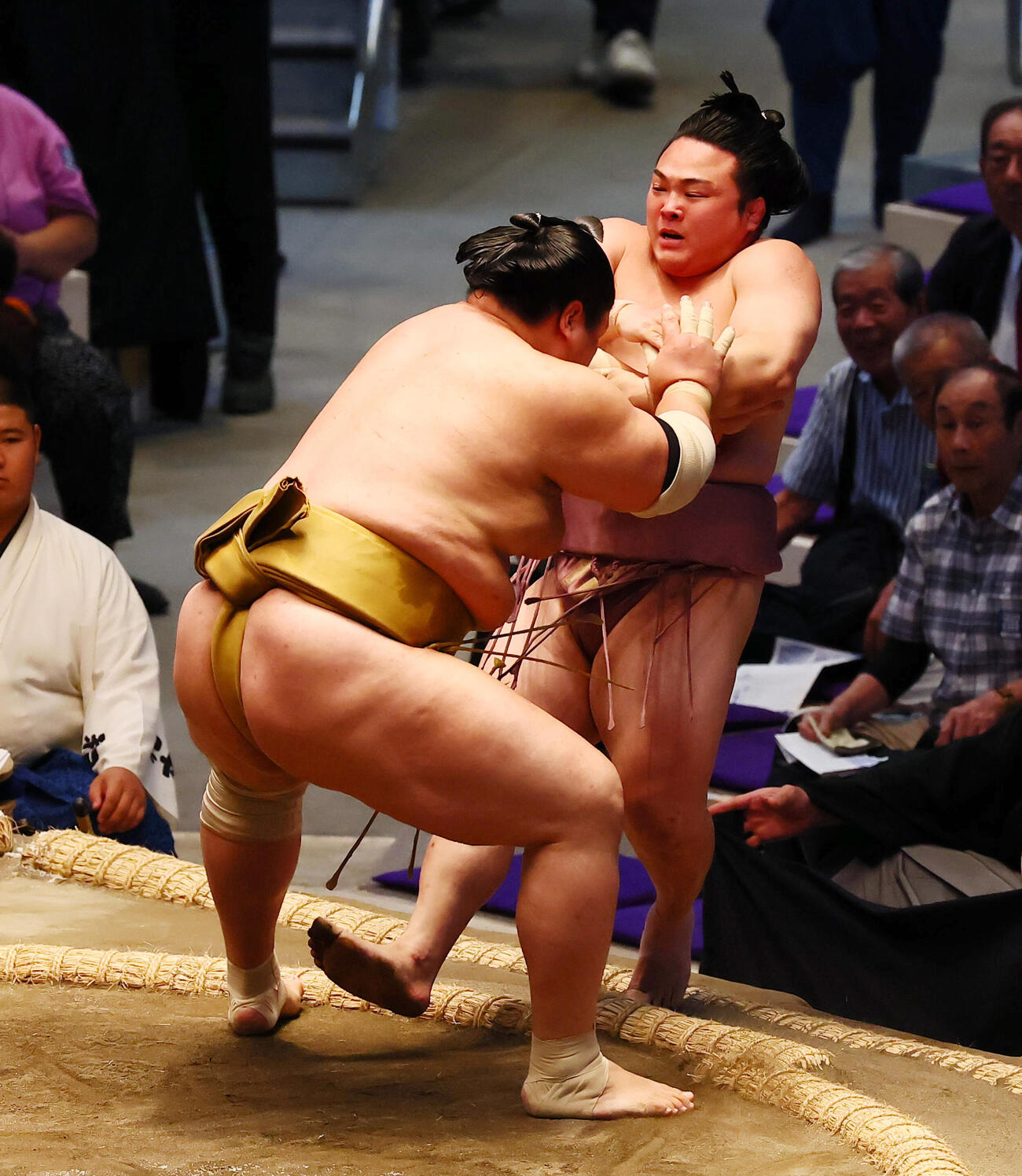 輝（左）に押し倒しで敗れる炎鵬（撮影・加藤哉）