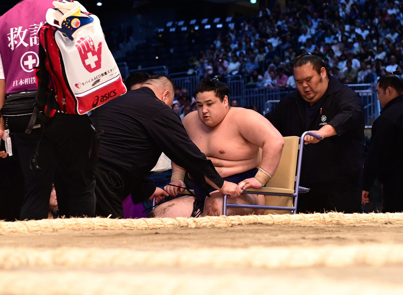 若ノ勝（右から2人目）は藤凌駕に押し倒しで敗れ負傷し車椅子で運ばれる（撮影・森本幸一）