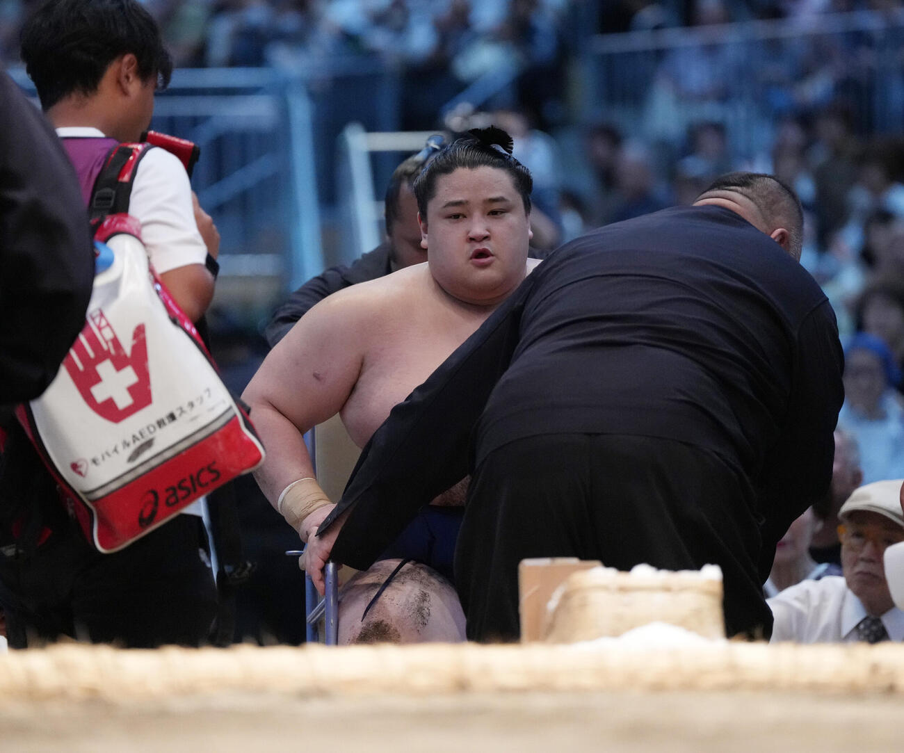 若ノ勝（中央）は藤凌駕に押し倒しで敗れ負傷し車椅子で運ばれる（撮影・森本幸一）