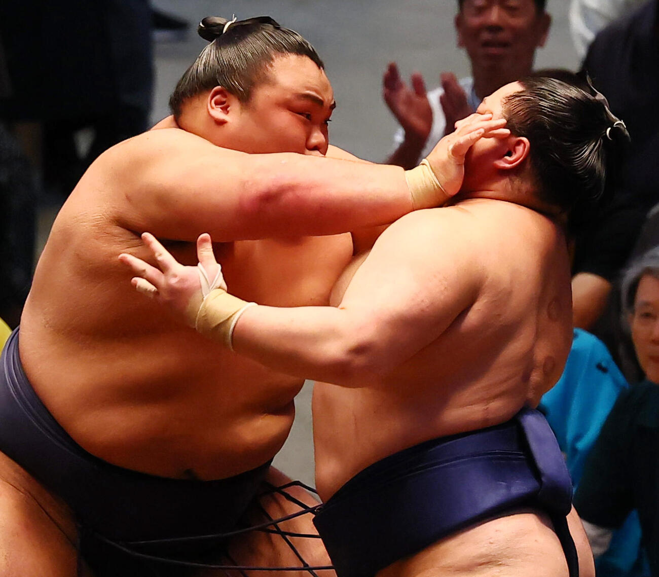 押し倒しで若ノ勝（右）を破った藤凌駕は強烈な張り手を見舞う（撮影・加藤哉）