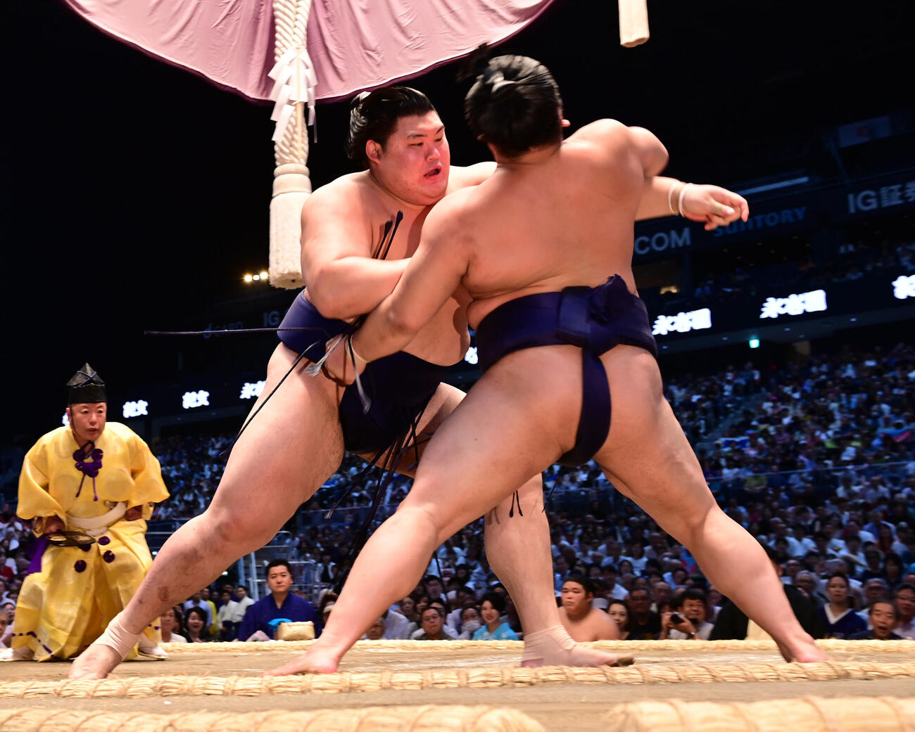 大の里（左）は平戸海をよりきりで破る（撮影・森本幸一）