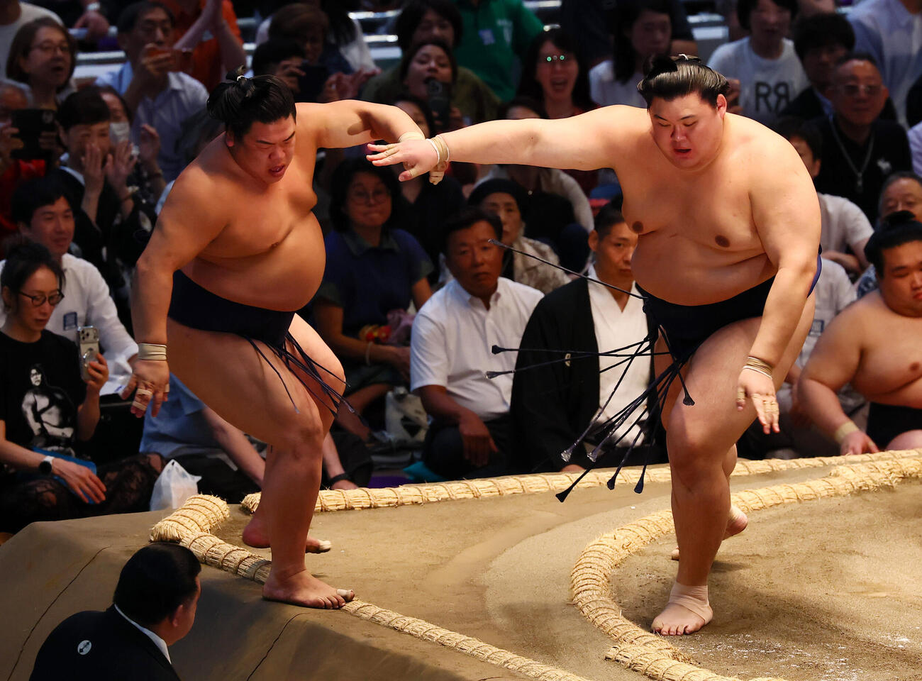 大の里（右）は平戸海を寄り切りで破る（撮影・加藤哉）
