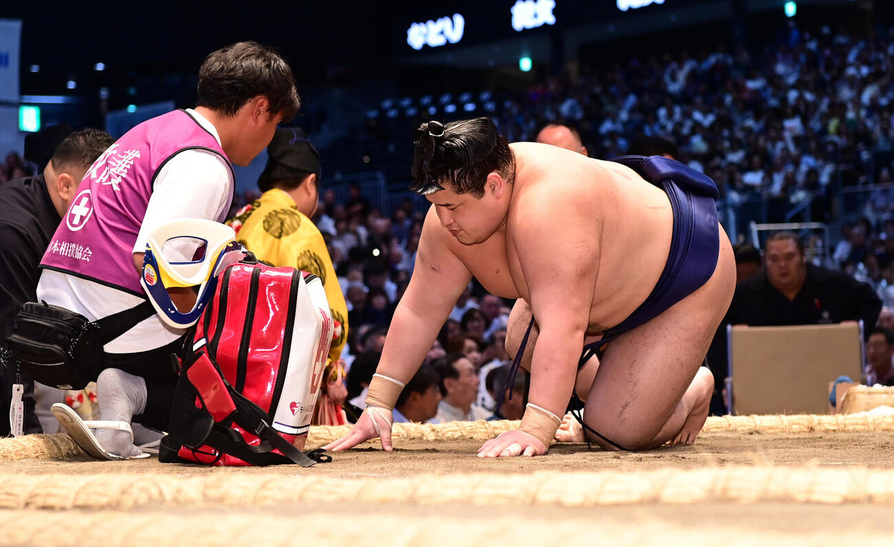 若ノ勝（右）は藤凌駕に押し倒しで敗れ負傷しうずくまる（撮影・森本幸一）
