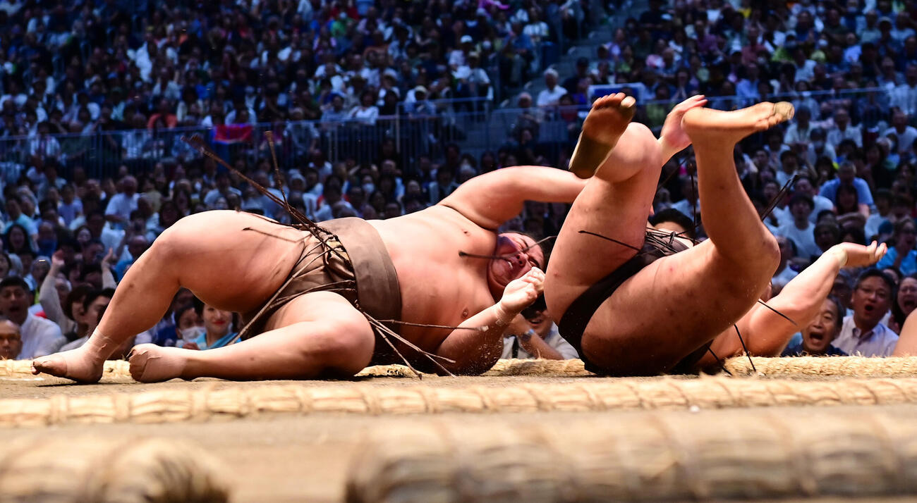 伯乃富士（左）は豊昇龍を切り返しで破る（撮影・森本幸一）